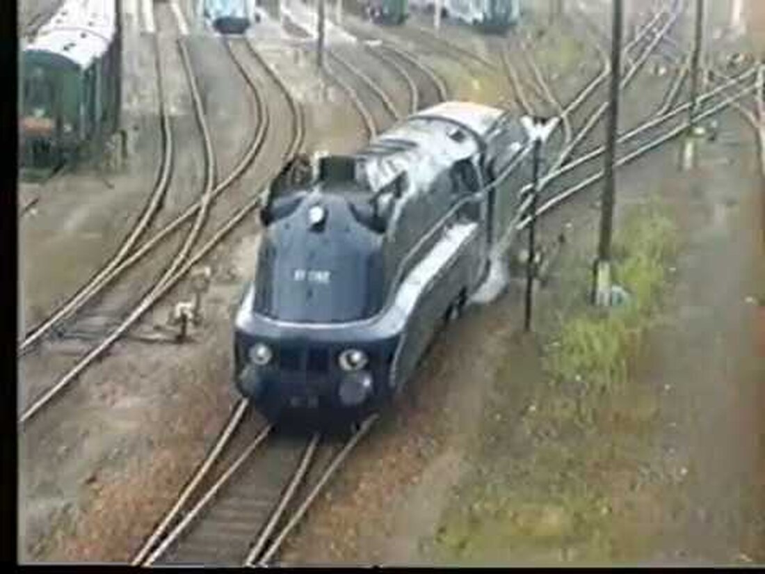 01 1102 besuchte die Stadt Leipzig am 20. April 1997 mit einem Sonderzug. Zu diesem Zeitpunkt konnte niemand ahnen, was später mit ihnen passieren würde. Im Video sehen Sie 01 1102 im Depot Leipzig Hbf Süd / Unterwerk beim Rangieren. Dann im Hauptbahnhof Leipzig, kurz vor dem Abflug und auf der Durchreise durch Leipzig Nord. Sie passierte die alte Berliner Brücke, die an diesem Tag nur für den Sonderzug gut besucht war. ACHTUNG: Das Video ist nur ein Amateurvideo aus meiner frühen Kindheit und daher sollte man keine hohe Qualität erwarten. Ich bin froh, dass es noch solche Videos gibt, …