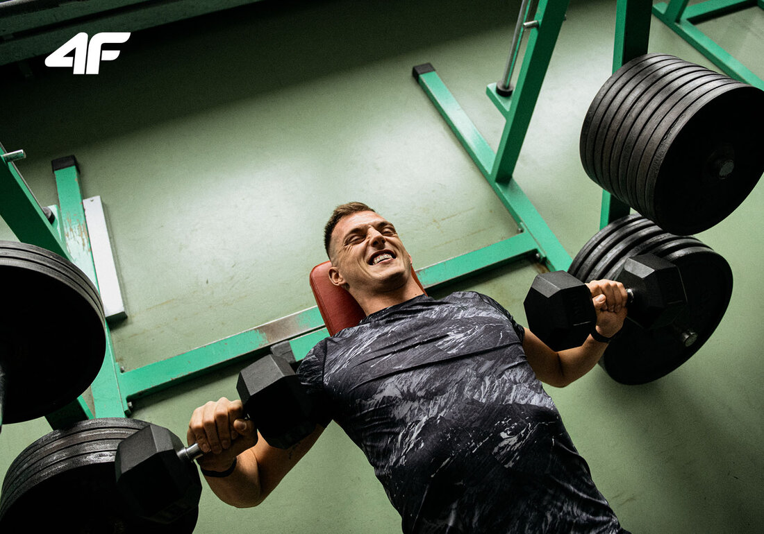 Egal, ob Sie für den Tonus oder professionell trainieren – jeder kennt das Problem: Nach einem intensiven Workout fühlt sich die Sportkleidung klitschnass an, als käme man direkt aus der Dusche. Schnell in die Waschmaschine damit oder erst trocknen lassen? Und doch passiert es immer wieder: Laufshirts riechen auch nach dem Waschen noch nach Schweiß, Prints lösen sich ab, und Tennissocken verlieren ihre weiche Struktur. Diese Herausforderungen kennt jeder Sportler – aber mit der richtigen Pflege lassen sie sich vermeiden. In den nächsten Zeilen erfahren Sie, wie Sie Ihre Sportbekleidung pflegen, damit sie lange funktional und frisch bleibt. Ein falscher …