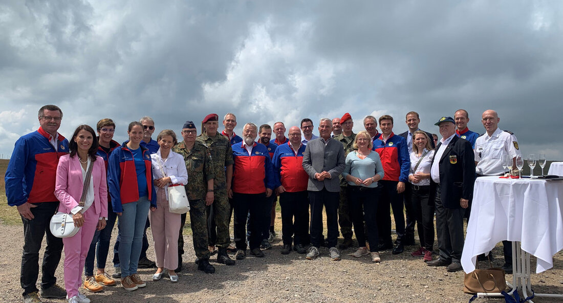 Stv. Ministerpräsident und Innenminister Thomas Strobl zum Jubiläum 100 Jahre Bergwacht: „Die Bergwacht Schwarzwald verfolgt ein bemerkenswertes Ziel: in Not geratenen Menschen zu helfen, unabhängig davon, wer sie sind oder wie sie in ihre hilfsbedürftige Lage gekommen sind. Das bringt in schöner Weise den Ethos der vielen Helferinnen und Helfer im Bevölkerungsschutz zum Ausdruck: Solidarität und Mitmenschlichkeit, helfen, wo Hilfe benötigt wird, mitmachen und anpacken – ohne Ansehen der Person! Das zeichnet die Bergwacht Schwarzwald aus und für dieses großartige Engagement über ein Jahrhundert hinweg danke ich den vielen Helferinnen und Helfern der Bergwacht Schwarzwald von Herzen. Sie leisten einen wichtigen …