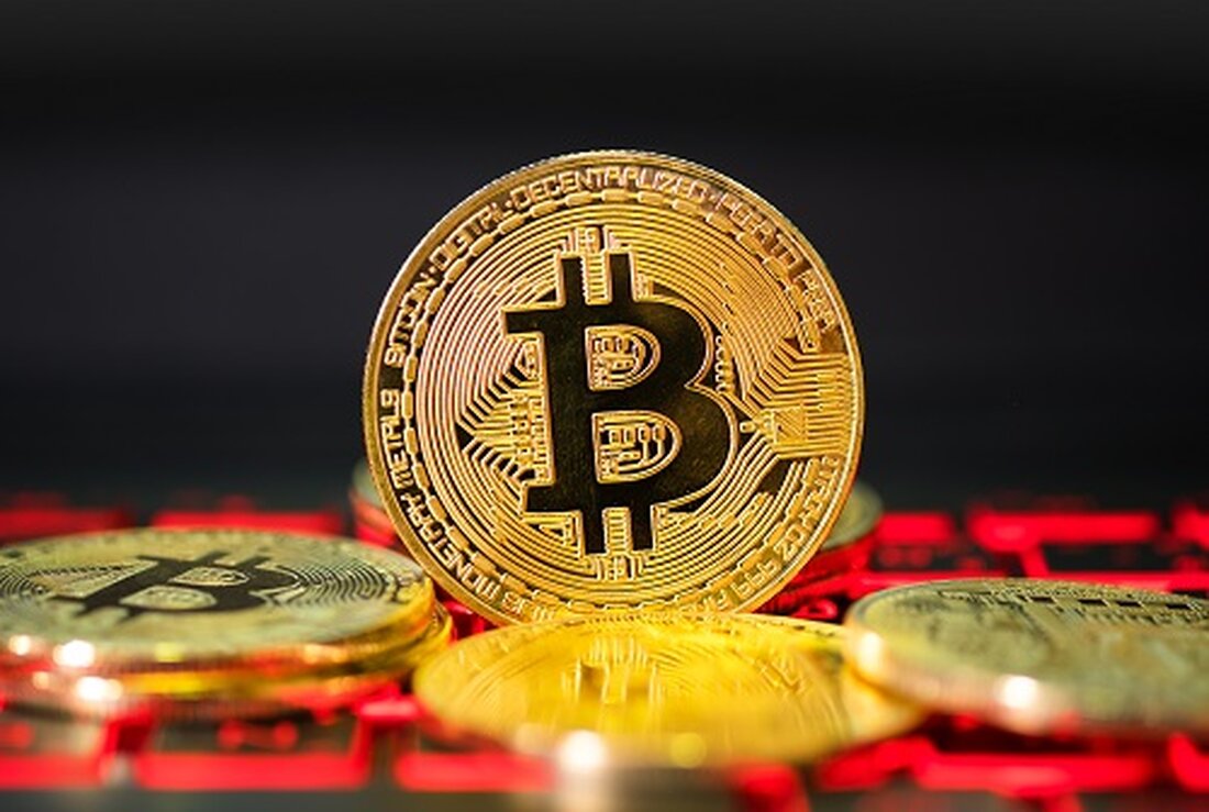 Aufgrund großer institutioneller Ausverkäufe und Marktdrucks fällt der Bitcoin-Kurs unter 57.000 US-Dollar. Kurzfristige Inhaber müssen mit nicht realisierten Verlusten rechnen und könnten Marktvolatilität auslösen, wenn sie sich zu einer Verlustbegrenzung entschließen. 51.000 US-Dollar stellen eine entscheidende Unterstützungsmarke dar und langfristige Anleger könnten dies als Kaufgelegenheit betrachten. Bitcoin (BTC) ist erneut unter 57.000 USD gerutscht, während seine turbulente Reise weitergeht. Zum Redaktionsschluss wurde BTC bei 56.749,40 USD gehandelt, was einem Rückgang von 5,32 % innerhalb einer Woche entspricht. Dieser jüngste Rückgang ist auf ein Zusammentreffen mehrerer Faktoren zurückzuführen. Dazu zählen erhebliche institutionelle Ausverkäufe, der Druck von kurzfristigen Inhabern, die mit nicht …
