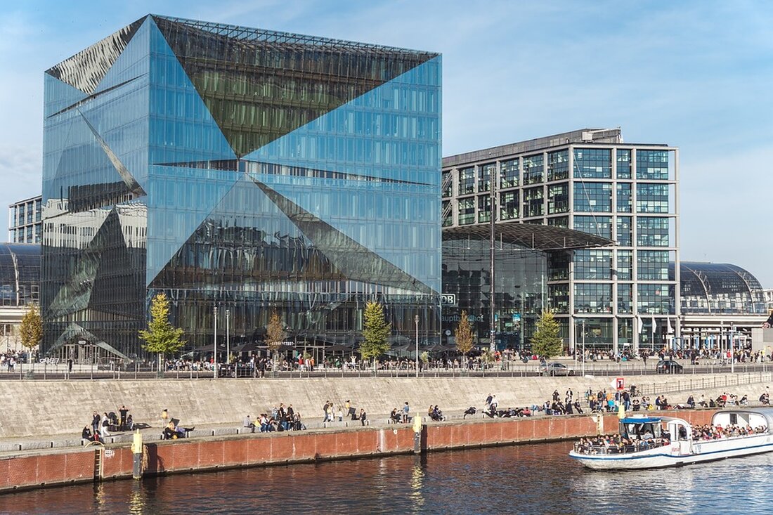 Die Bezirksbürgermeisterin von Mitte, Stefanie Remlinger, informiert über die Veranstaltung „12 Musikschulen – Ein Tag in der Oper“ am 7. Juli 2024 in der Staatsoper Unter den Linden. Musikliebhaber aller Generationen können an diesem Tag musizierende Menschen mit verschiedenen musikalischen Hintergründen aus den Berliner Bezirken auf der großen Bühne erleben. Das Motto des Events lautet: „12 Musikschulen – Ein Tag in der Oper“. Es wird ein breites Programm mit Beiträgen aus verschiedenen Musikgenres wie Oper, Tanz, Ballett, Musical und Popmusik geboten, welches einen Einblick in die Qualität und Vielfalt des musikpädagogischen Angebots der öffentlichen Musikschulen Berlins vermittelt. Zusätzlich wird während …