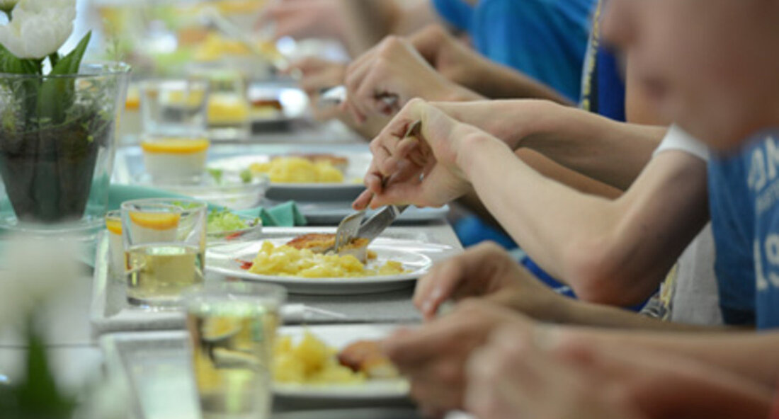 Das Land hat das Projekt „Gute Schulspeisung mit Gemeinschaftskonzept – nachhaltig und biozertifiziert“ gestartet. Sie unterstützt vier Schulträger mit unterschiedlichen Schulformen bei der Erstellung eines Verpflegungskonzeptes. „Mit unserem neuen Projekt ‚Gutes Schulessen mit Gemeinschaftskonzept – nachhaltig und biozertifiziert‘ alle Akteure der Schulverpflegung sind vor Ort besser vernetzt. Wir wollen die teilnehmenden Gemeinden bei der Entwicklung und Umsetzung eines maßgeschneiderten und abgestimmten Verpflegungskonzeptes unterstützen und so die Verpflegung in den Schulen verbessern. Mit entsprechenden Angeboten für den Unterricht wollen wir das auch Ernährungserziehung und Verpflegung enger zusammen, denn im schulischen Umfeld gehört beides zusammen“, so die Ministerin für Ernährung, ländlichen Raum …
