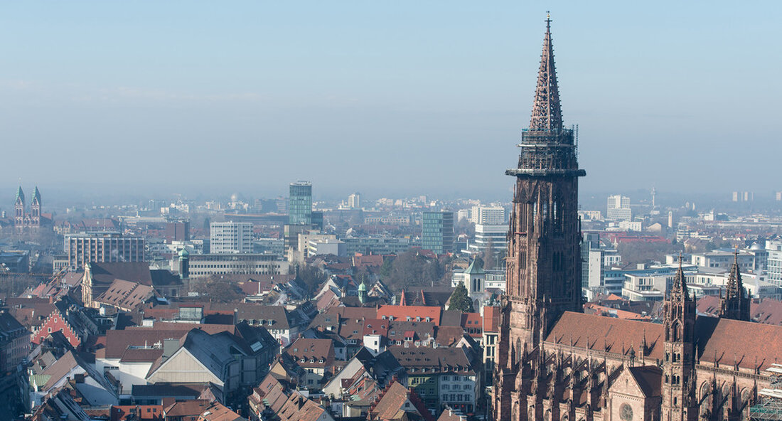 Im Rahmen des Investitionspakts für die soziale Integration im Quartal finanziert der Staat die Renovierung, Erweiterung oder Neugestaltung von 13 öffentlichen Einrichtungen und öffentlichen Bereichen mit weiteren zwei Millionen Euro. Das Wirtschaftsministerium finanziert im Rahmen von weitere zwei Millionen Euro an staatlichen Mitteln Investitionspakt für die soziale Integration im Bezirk die Renovierung oder Erweiterung von elf öffentlichen Einrichtungen wie Bildungseinrichtungen, Kinderbetreuungseinrichtungen und Gemeindezentren. Darüber hinaus werden zwei Projekte zur Neugestaltung öffentlicher Bereiche wie Kinderspielplätze finanziert. „Der Investitionspakt als Sonderprogramm der Stadtentwicklungsfinanzierung ist in Baden-Württemberg äußerst erfolgreich und wird von den Kommunen sehr geschätzt. Weil die öffentliche soziale Infrastruktur als Ort …