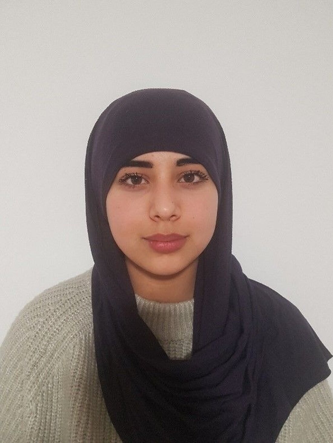 14-jährige Sakina Arab aus Friedrichsdorf wird vermisst. Letzte Sichtung am 19.04.2025. Hinweise an Polizei Bad Homburg.