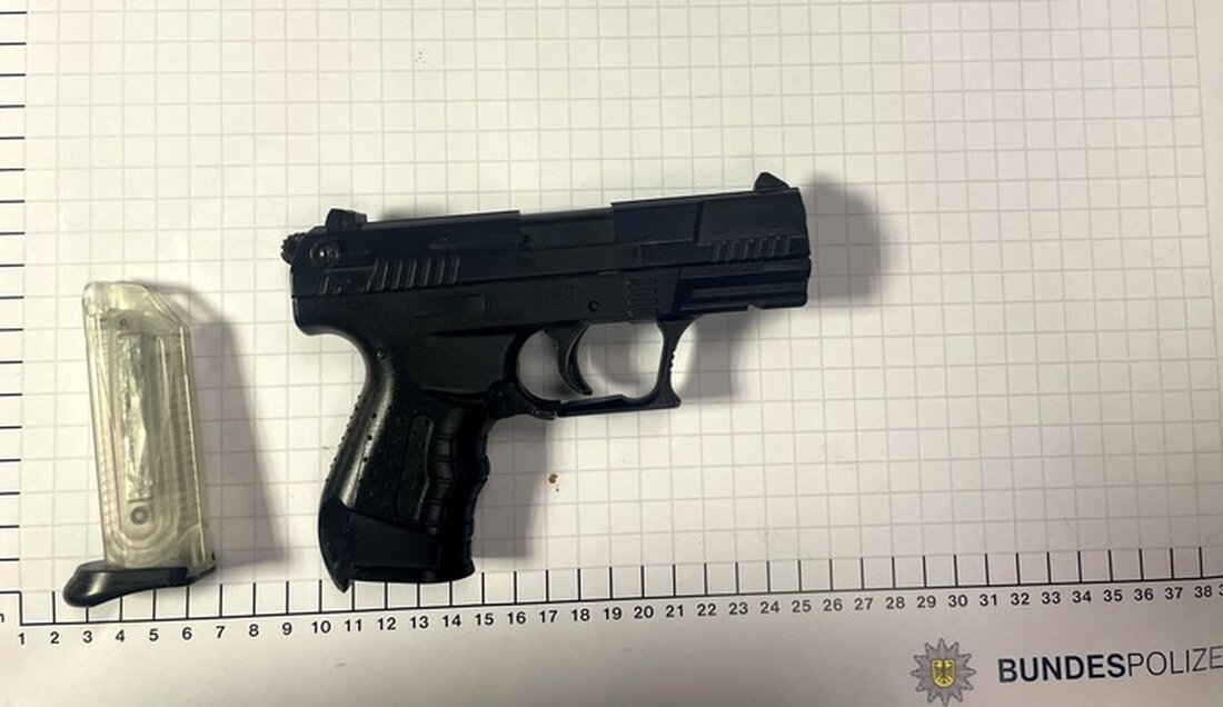 Ein 14-Jähriger sucht in Dortmund eine Bundespolizeiwache auf und bringt eine Softair-Pistole mit. Er wird in Gewahrsam genommen.