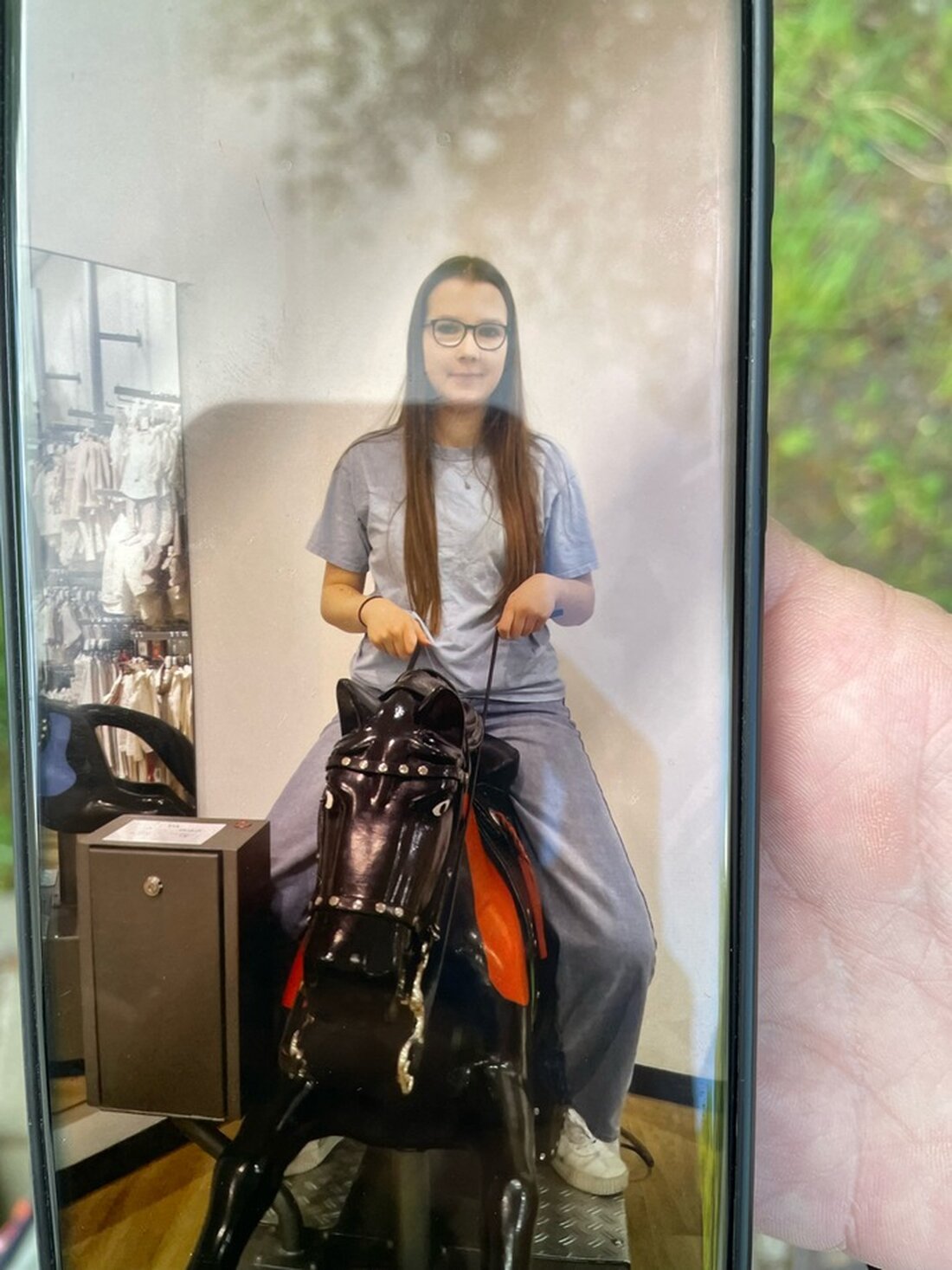 Die LPI Gera sucht nach der 15-jährigen Shaya Naumann, die seit dem 15.05.2025 vermisst wird. Hinweise zu ihrem Aufenthaltsort sind dringend erforderlich.