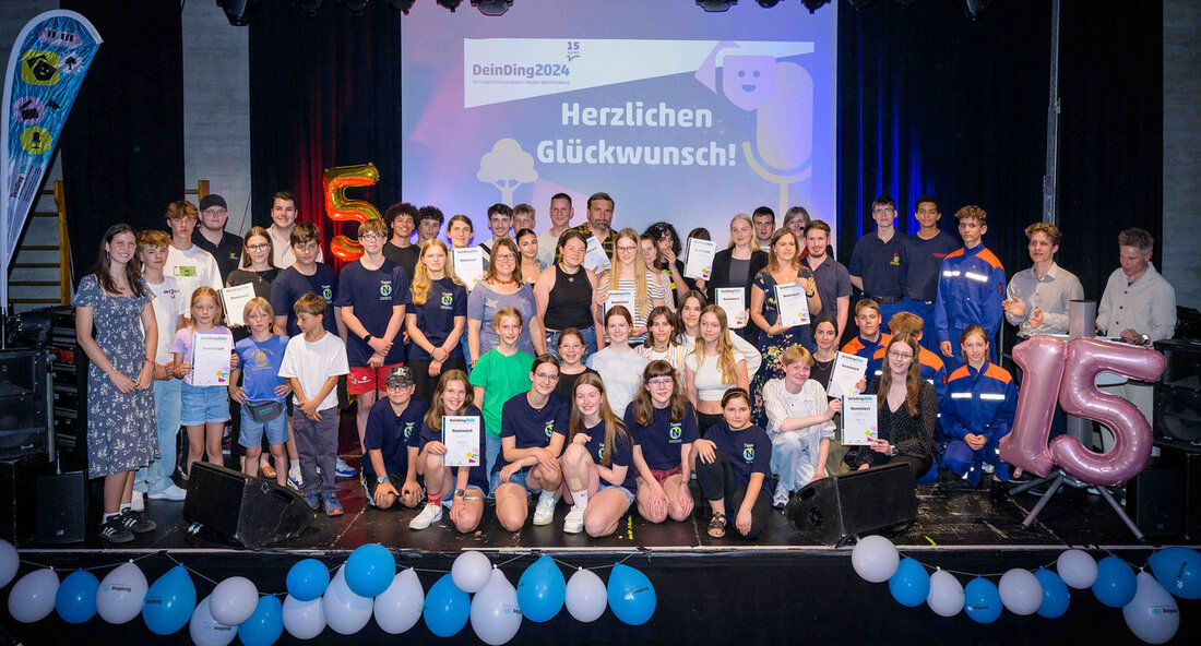 Der Jugendbildungspreis „DeinDing“ wurde in diesem Jahr bereits zum 15. Mal verliehen. Die Auszeichnung wurde vom Land Baden-Württemberg gemeinsam mit der Jugendstiftung vergeben, um besondere Projekte von und mit jungen Menschen zu würdigen. Neben den etablierten Kategorien gab es in diesem Jahr erstmals einen „MINT-Sonderpreis“ in Höhe von 1.000 Euro. Das Jubiläum des Jugendbildungspreises wurde mit einer feierlichen Preisverleihung im Jugendhaus „dasCANN“ in Stuttgart begangen. Bei dieser Gelegenheit wurden die Gewinner bekannt gegeben: Das Streichorchester „Aramis“ aus Mannheim erhielt den ersten Platz für sein interkulturelles Netzwerkprojekt. Das Freiburger Zeitzeug_innen-Projekt „Nemory“ und das Ulmer Projekt „Radikal Lokal“ wurden auf den Plätzen …