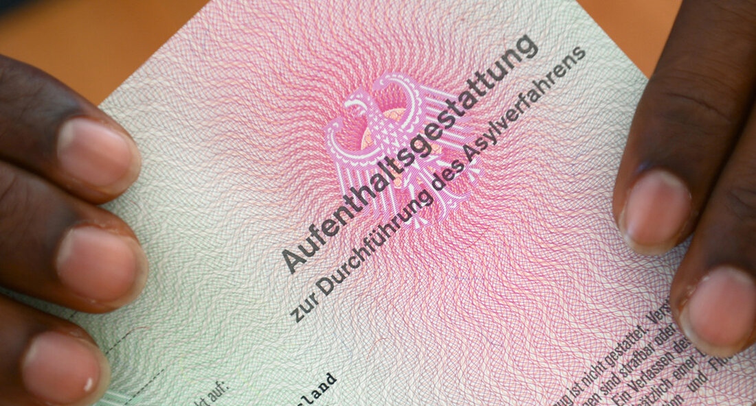 Der 15. Tätigkeitsbericht der Härtefallkommission Baden-Württemberg wurde vorgestellt. Die Zahl der Härtefallanträge ist im Jahr 2020 gegenüber 2019 deutlich von 139 auf 302 Anträge gestiegen Härtefallkommission im Jahr 2020 mit insgesamt 178 Einreichungen. Das Ministerium für Justiz und Migration Baden-Württemberg hat am 13. Oktober 2021 den Bericht der Härtefallkommission des Landes für 2020 veröffentlicht. Die Zahl der Härtefallanträge ist im Jahr 2020 gegenüber 2019 deutlich von 139 auf 302 Anträge gestiegen. Im Jahr 2020 bearbeitete die Härtefallkommission 178 Eingaben, die teilweise aus Vorjahren stammen. 58 Eingaben wurden wegen Unzulässigkeit abgelehnt und neun Eingaben wurden nicht vollständig erörtert, weil sie offensichtlich &hellip;