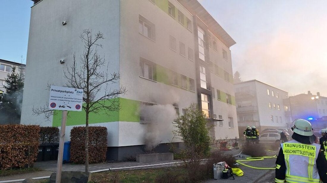 Bei einem Wohnhausbrand in Taunusstein wurden 15 Personen verletzt. Feuerwehr und Rettungsdienst waren im Einsatz, um die Betroffenen zu retten.