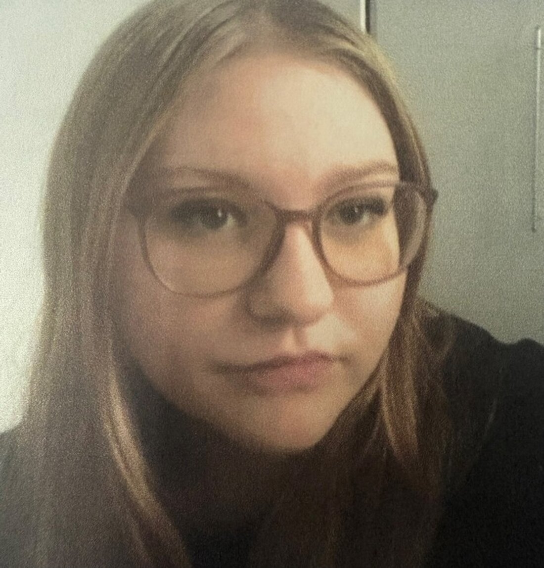 16-jährige Svenja Gebhardt aus Wiesbaden wird vermisst. Hinweise bitte an die Wiesbadener Kriminalpolizei.