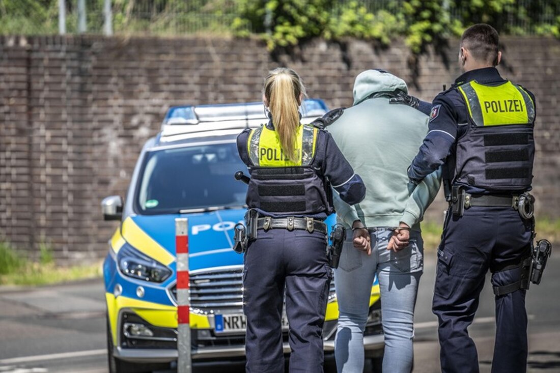 Ein 16-Jähriger wurde in Monheim am Rhein festgenommen, während er ohne Führerschein und unter Drogeneinfluss mit einem gestohlenen Auto fuhr.