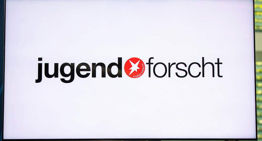 Beim Bundesfinale von „Jugend forscht“ in Bremen wurden drei junge Forscher aus Baden-Württemberg ausgezeichnet. Die jungen Forscherinnen und Forscher haben beim Bundesfinale gezeigt, wie viel Tatendrang in ihnen steckt und mit viel Einfallsreichtum Lösungsansätze für aktuelle Probleme entwickelt. Die besten MINT-Talente bundesweit stehen fest: Am Sonntag, 21. Mai 2023, wurden die Siegerinnen und Sieger des Bundesfinales von „Jugend forscht“ in der ÖVB-Arena in Bremen ausgezeichnet. Für das Bundesfinale hatten sich 173 MINT-Talente mit insgesamt 108 Projekten qualifiziert. Unter den Prämierten sind auch Nachwuchs-Forscher aus Baden-Württemberg: Felix Hörner, Felix Markartsev und Michael Weber vom Lessing-Gymnasium Karlsruhe wurden im Fachgebiet Geo- und …