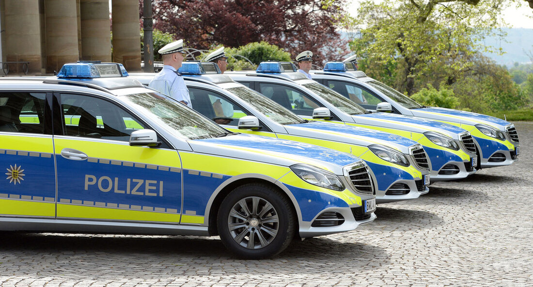 Die Polizei in Baden-Württemberg erhält 1.600 neue Fahrzeuge. Bei der Auswahl der Fahrzeuge wurde ein besonderes Augenmerk auf effiziente Motorentechnik gelegt. Zudem wird mit der Beschaffung von 94 Hybrid-Modellen verstärkt auf Elektro-Mobilität gesetzt, um einen Beitrag zum Klimaschutz zu leisten. „Unsere Polizeibeamtinnen und Polizeibeamten in Baden-Württemberg gewährleisten Sicherheit auf höchstem Niveau. Da ist es mir als Innenminister ein großes Anliegen, dass wir ihnen für ihre anspruchsvolle Arbeit moderne und verlässliche Fahrzeuge zur Verfügung stellen. Auch in diesem Jahr stellen wir wieder sicher, dass unsere Polizei mit der modernsten Fahrzeugtechnologie ausgestattet ist. Mit der Beschaffung von 94 Hybrid-Modellen setzen wir verstärkt …