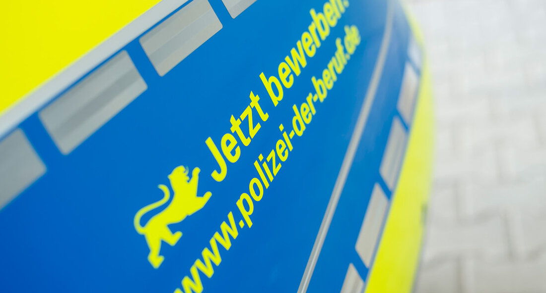1.600 neue Fahrzeuge für die Polizei – deutlich mehr Einsatzfahrzeuge mit alternativen Antriebssystemen. „Unsere Polizeibeamtinnen und Polizeibeamten in Baden-Württemberg gewährleisten Sicherheit auf höchstem Niveau. Da ist es mir als Innenminister ein großes Anliegen, dass wir ihnen für ihre anspruchsvolle Arbeit moderne und verlässliche Fahrzeuge zur Verfügung stellen. Auch in diesem Jahr stellen wir wieder sicher, dass unsere Polizei mit der modernsten Fahrzeugtechnologie ausgestattet ist. Mit der Beschaffung von 94 Hybrid-Modellen setzen wir verstärkt auf Elektro-Mobilität bei der Polizei und unterstreichen unseren Anspruch, in Sachen Klimaschutz zukunftsorientiert zu handeln“, sagte der Stv. Ministerpräsident und Innenminister Thomas Strobl. Effiziente Motorentechnik im Fokus …