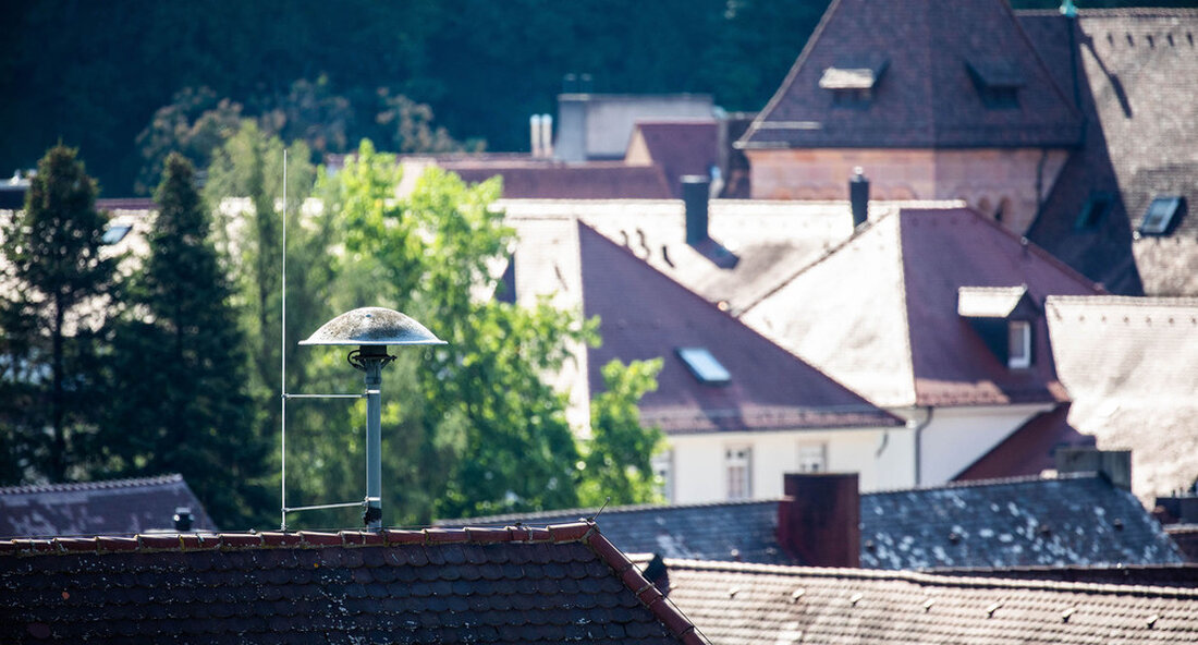 Die Innenministerkonferenz fordert die Bundesregierung auf, die Sirenenfinanzierung auszuweiten und die dafür notwendigen Mittel bereitzustellen. „Der Schutz der Menschen in unserem Land darf und kann nicht begrenzt und schon gar nicht allein am Budget gemessen werden. Mit dem Sirenen-Werbeprogramm und dem damit verbundenen Ausbau und der Modernisierung der Sireneninfrastruktur wurde der richtige Weg eingeschlagen. Auch die bisher für Baden-Württemberg bewilligten 11,2 Millionen Euro sind gut investiertes Geld. Das kann natürlich nur die erste Rate sein – denn die Krieg in der Ukraine und die damit verbundene Bedrohungslage haben deutlich gemacht, dass wir Bevölkerungsschutz neu denken müssen. Dazu gehört auch die …