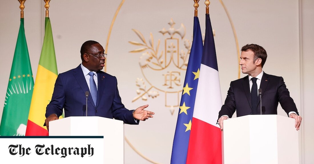 Frankreich hat den Abzug seiner Soldaten angekündigt Mali nach fast einem Jahrzehnt Krieg gegen dschihadistische Gruppen. Der Umzug, der weitreichende Folgen für Westafrika haben wird, wird 250 britische Friedenstruppen ohne Luftunterstützung in der Wüste zurücklassen. Präsident Emmanuel Macron kündigte an, dass der größte und längste Kampfeinsatz seines Landes im Ausland nach einem diplomatischen Zusammenbruch zwischen Paris und der einjährigen Militärjunta von Mali nicht mehr haltbar sei. „Wir können uns nicht weiterhin militärisch an der Seite von De-facto-Behörden engagieren, deren Strategie und verborgene Ziele wir nicht teilen“, sagte er. Herr Macron sagte, er lehne Vorschläge „völlig ab“, dass der Abzug der &hellip;