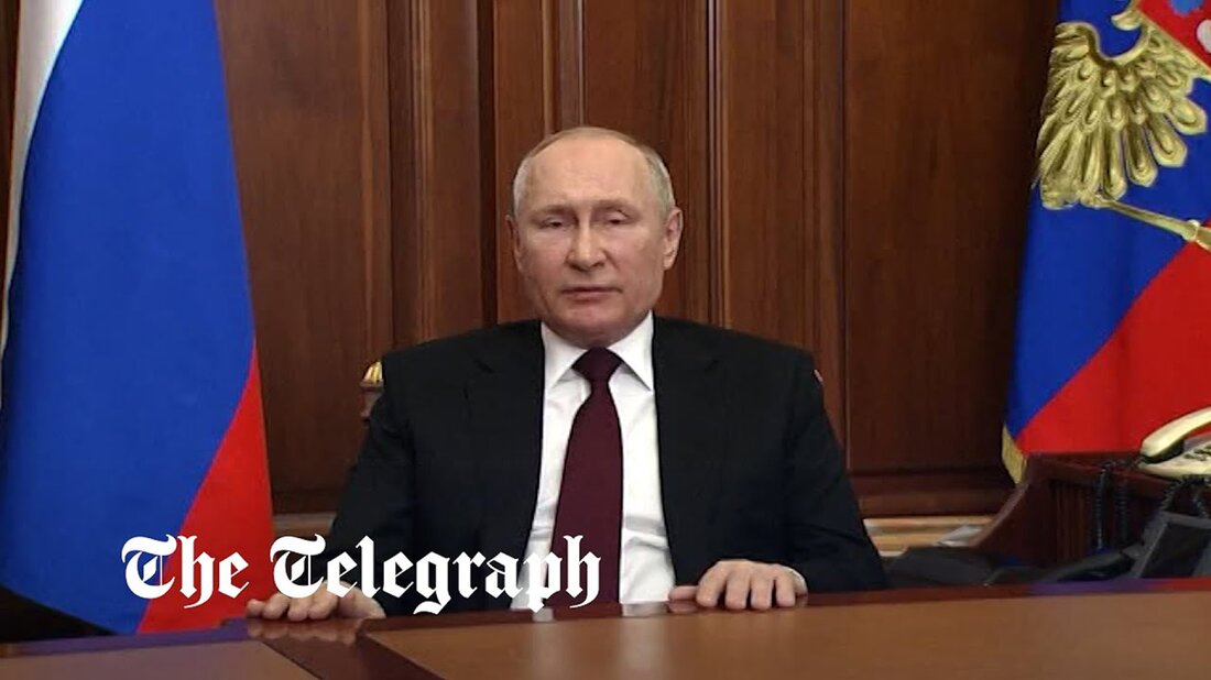 Wladimir Putin hat vor „Blutvergießen“ gewarnt, als er russische Truppen in zwei abtrünnige Regionen in der Ostukraine befahl und damit Befürchtungen einer umfassenden Invasion schürte. Der russische Präsident befahl der Armee jenseits der Grenze, „den Frieden aufrechtzuerhalten“, nachdem er in einer Fernsehansprache an die Nation die Unabhängigkeit der selbsternannten Republiken Donezk und Luhansk anerkannt hatte. In einer ominösen Rede, die fast eine Stunde dauerte, beschuldigte Putin die ukrainische Regierung des „Völkermords“ und sagte, sie werde sicher mit Hilfe des Westens nach Atomwaffen streben. Anschließend unterzeichnete er ein Dekret, das die Unabhängigkeit der russischsprachigen Separatistenregionen anerkennt, die seit dem von Russland &hellip;