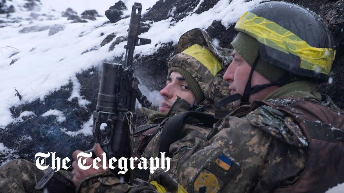 Von The Telegraph gedrehtes Filmmaterial zeigt die Realität für ukrainische Soldaten an der Front, die in Charkiw angegriffen werden. „Dies ist eine Stelle, an der die Russen gestern versuchten, auf einer Ringstraße durchzubrechen, sie wurden von den Ukrainern überfallen“, sagte Roland Oliphant, der leitende Auslandskorrespondent des Telegraph, der bei den Truppen ist. Die Clips zeigen die Nachwirkungen der Kämpfe am Donnerstag, wobei verlassene Panzer und Helme immer noch am Boden liegen. Wir sehen Soldaten, die sich schnell über die verschneiten Straßen bewegen, und im Hintergrund sind Schüsse zu hören. „Die Situation ist folgende: Soweit wir wissen, haben die Russen auf &hellip;