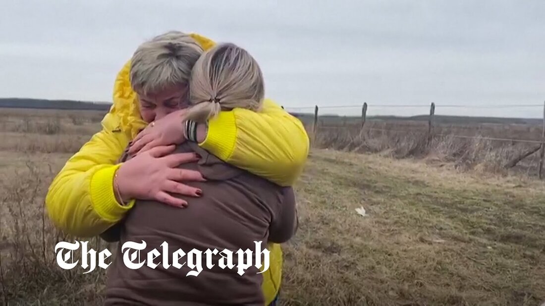 Ukrainekrieg &#8211; Sonderartikel Mit der Handynummer einer Frau, die sie noch nie getroffen hatte, überquerte Nataliya Ableyeva am Samstag die Grenze von der Ukraine nach Ungarn, anvertraut mit einer wertvollen Fracht: den Kindern eines Fremden. Am Grenzübergang auf ukrainischer Seite hatte Ableyeva einen verzweifelten 38-jährigen Mann aus ihrer Heimatstadt Kamianets-Podilskyi mit seinem kleinen Sohn und seiner Tochter getroffen. Die Grenzwächter ließen ihn nicht passieren. Die Ukraine hat allen ukrainischen Männern im Alter zwischen 18 und 60 die Ausreise verboten, damit sie für ihr Land kämpfen können. „Ihr Vater hat mir die beiden Kinder einfach übergeben und mir vertraut und mir &hellip;