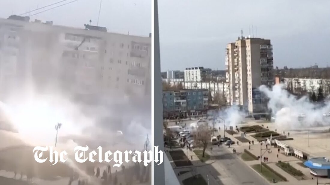 Guten Tag. Ukrainische Demonstranten wurden am Samstag in der von Russland besetzten Stadt Enerhodar durch scheinbar Blendgranaten gewaltsam auseinandergetrieben. In den sozialen Medien veröffentlichtes Filmmaterial zeigte Menschen, die inmitten von Explosionen und weißen Rauchwolken vom Platz flohen. Ukrainische Behörden berichteten später, dass vier Menschen mit &#8222;schweren Verbrennungen&#8220; verletzt worden seien. Unterdessen berichtete der stellvertretende Ministerpräsident der Ukraine, dass am Samstag insgesamt 4.217 Menschen evakuiert worden seien, als humanitäre Organisationen ihre Bemühungen zur Einrichtung von Evakuierungskorridoren aus den Frontregionen erneuerten. Lesen Sie unten die wichtigsten Entwicklungen von heute Nachmittag. 1. Russische Truppen eröffnen das Feuer auf ukrainische Demonstranten Ein ukrainischer Beamter &hellip;