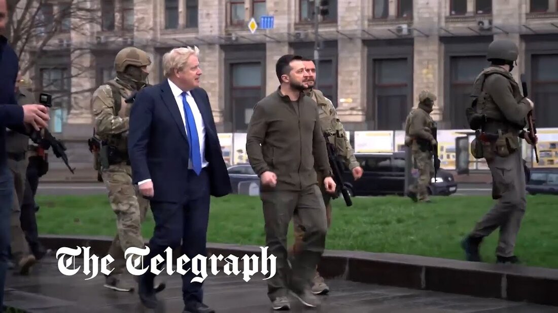 Boris Johnson hat die „eisernen Leute“ der ukrainischen Eisenbahnen gelobt, als der Premierminister auf den Straßen für seinen überraschenden Besuch bei einem Treffen mit Präsident Wolodmyr Selenskyj in Kiew gefeiert wurde. In einer am Sonntag vom Sprecher der ukrainischen Bahn, Oleksandr Shevchenko, auf Facebook geposteten Videoansprache sagte Herr Johnson, das Bahnpersonal habe eine Schlüsselrolle dabei gespielt, sich gegen Russlands „entsetzliche Aggression“ zu wehren. &#8222;Ich nehme an, Sie werden die &#8218;Eisernen Leute&#8216; genannt&#8220;, sagte der britische Führer. „Das liegt nicht nur an der Branche, in der Sie arbeiten. Es spiegelt auch wider, dass Sie den Geist der Ukraine zeigen, indem Sie &hellip;
