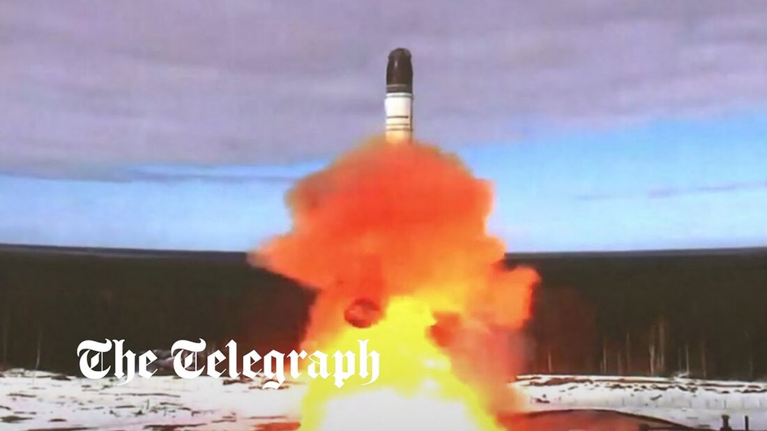 Russlands neue Atomrakete, die Großbritannien und die USA treffen kann, wird bis zum Herbst einsatzbereit sein, sagte der Leiter des Raumfahrtprogramms des Landes am Samstag. „Im Herbst dieses Jahres, nach Abschluss der Flugdesigntests des Sarmat, planen wir, schwere Interkontinentalraketen dieser Superwaffe an die Strategic Missile Forces zu liefern“, sagte Dmitry Rogosin, der Chef von Roskosmos, in einem Interview weiter Russisches Fernsehen. Nach ihrem von Wladimir Putin live auf Video verfolgten Testschuss am Mittwoch hatte der Kreml die als gefährlichste Waffe der Welt bezeichnete Rakete als &#8222;Geschenk an die Nato&#8220; bezeichnet. Die Sarmat wurde von westlichen Beamten &#8222;Satan II&#8220; genannt, weil &hellip;