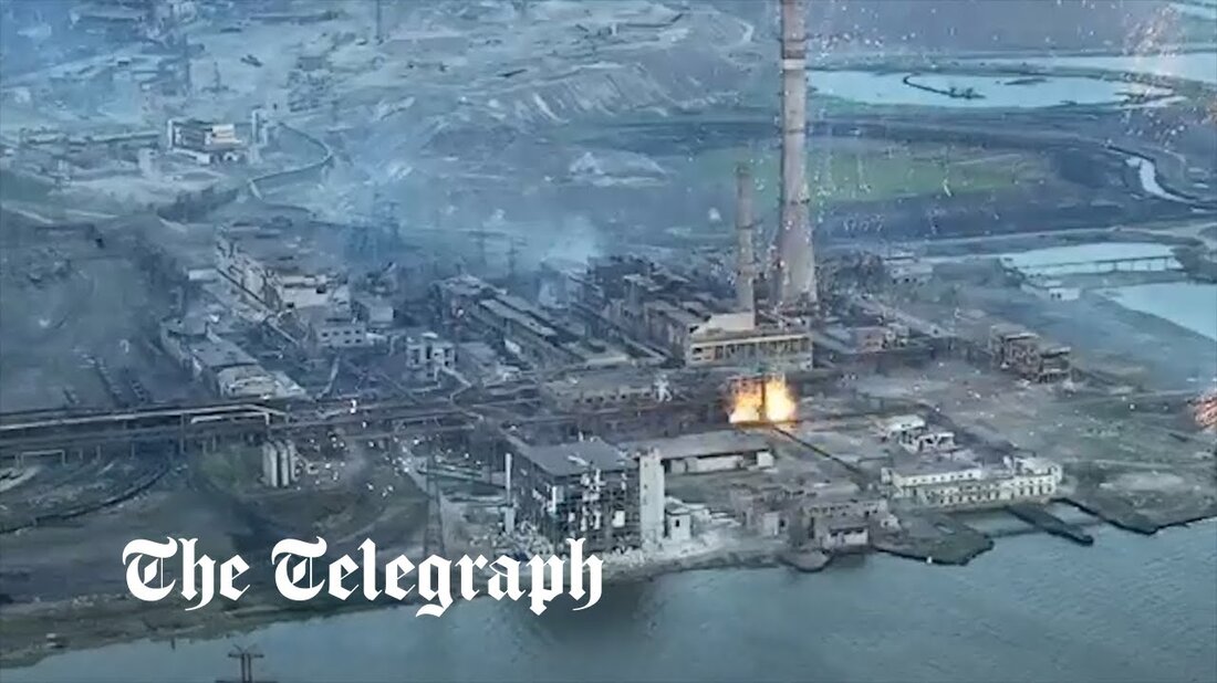 Ukrainekrieg &#8211; Sonderartikel Die Ukraine beschuldigte Russland am Sonntag, „Phosphorbomben“ auf das Stahlwerk Asowstal abgeworfen zu haben, als es einem großen Evakuierungskonvoi gelang, aus der belagerten Hafenstadt Mariupol zu fliehen. In Filmmaterial online geteiltwurde gezeigt, wie hell brennende Munition auf das Gebiet einschlug, in dem etwa 1.000 ukrainische Kämpfer der russischen Invasion standhalten. Tausende von Munition waren am Himmel über dem weitläufigen Industriekomplex aus der Sowjetzeit zu sehen, bevor sie bei Bodenkontakt explodierten. Ein britischer Militärexperte sagte, der Angriff hätte entweder mit Phosphor- oder Brandwaffen durchgeführt werden können. Ukrainische Beamte sagten, russische Streitkräfte hätten bei der Bombardierung 9M22C-Brandgranaten mit Thermitschichten &hellip;