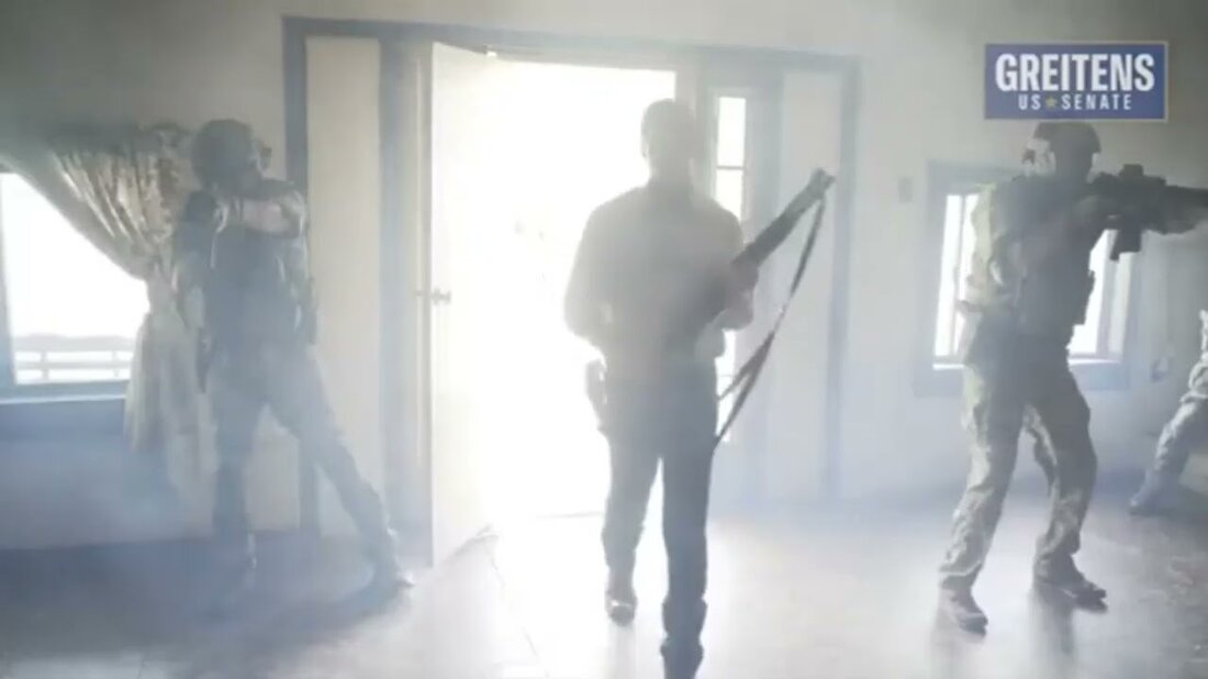 Ein bewaffneter republikanischer Senatskandidat hat dazu aufgerufen, gemäßigte Mitglieder seiner eigenen Partei zu jagen. In einem Wahlkampfspot schwingt Eric Greitens, ehemaliger Gouverneur des Bundesstaates Missouri, eine Schrotflinte und stürmt dann mit einer Militäreinheit ein Haus. Er erklärt, dass er RINOS jagt – was für Republicans In Name Only steht. Facebook entfernte das Video von Herrn Greitens schnell und sagte, es verstoße gegen die Richtlinien zur Aufstachelung zu Gewalt. Moderate republikanische Politiker nannten es „krank“ und „gefährlich“. Herr Greitens, 48, führt Umfragen für die Nominierung des Senats in einer republikanischen Vorwahl an, die am 2. August in Missouri stattfinden soll. Es &hellip;