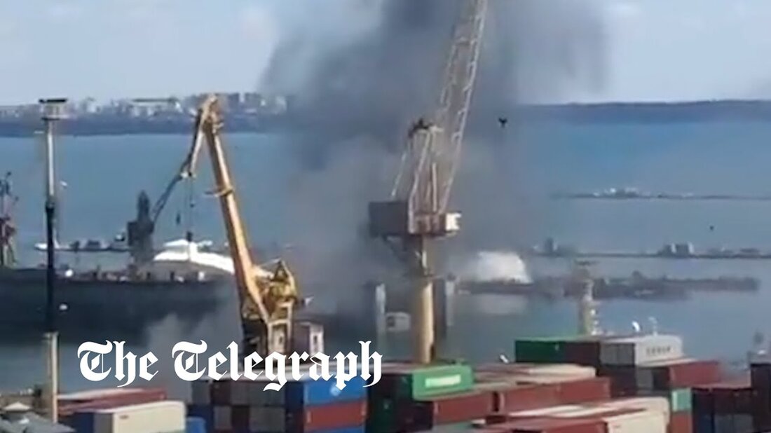 Das russische Außenministerium hat behauptet, dass ein Raketenangriff auf Odessa am Samstag ein ukrainisches Kriegsschiff und ein Schiffsabwehr-Raketensystem Harpoon getroffen hat, und keine Getreideanlagen. Der Kreml hatte zuvor nur gesagt, dass bei dem Angriff „militärische Ziele“ zerstört worden seien. Die neuen Behauptungen werden als Versuch gewertet, den Raketenangriff auf den größten Hafen der Ukraine am Tag nach der Unterzeichnung eines Abkommens durch den Kreml zu rechtfertigen, das seine Blockade aufhebt, damit lebenswichtige Getreidelieferungen in gefährdete Länder gelangen können. „Kalibr-Raketen zerstörten die militärische Infrastruktur im Hafen von Odessa, darunter ein ukrainisches Kriegsschiff mit einem hochpräzisen Schlag“, sagte Maria Zakharova, die Sprecherin &hellip;