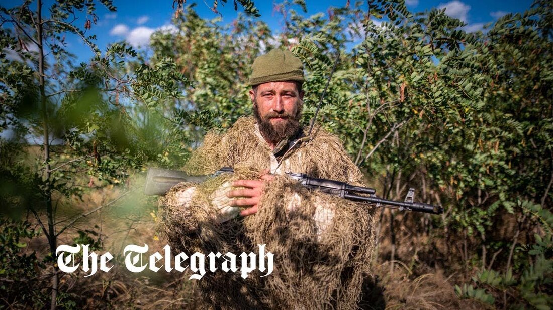 Ukrainekrieg &#8211; Sonderartikel Barmanns Schicht an der Front vor Mykolajiw hätte schon vor Stunden enden sollen. Der ukrainische Soldat, gekleidet in einen Ghillie-Tarnanzug und bewaffnet mit einer AK-47, hält seit 24 Stunden seine Position. Russische Granaten landen drei- oder viermal täglich in Liubomyrivka, nordöstlich von Mykolajiw. Die Sommerhitze ist zermürbend. Doch der Mangel an Soldaten und die Risiken des Hin- und Herfahrens lassen den 31-Jährigen, bekannt unter seinem Rufzeichen, einen Tag und eine Nacht an der Front stehen. Unter diesen erschöpfenden Bedingungen haben Barman und seine Kameraden der 63. Brigade Operationen durchgeführt, um Russland zurückzudrängen, während sie sich auf die &hellip;