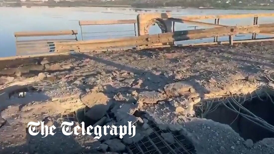 Russische Truppen werden „vernichtet“, wenn sie sich nicht aus der südlichen Stadt Cherson zurückziehen, warnte die Ukraine am Mittwoch, nachdem sie eine wichtige Brücke mit von den USA gelieferten Raketen getroffen hatte. Kiews Beschuss der Antonovsky-Brücke mit hochpräzisen Himars-Raketenwerfern mit großer Reichweite markiert die Eröffnungssalve der ukrainischen Gegenoffensive zur Rückeroberung der strategischen Stadt, die wahrscheinlich Schauplatz der nächsten großen Schlacht sein wird, wenn die Kämpfe im Donbass nachlassen. Die 1000 Meter lange Brücke, auf die sich die russischen Streitkräfte verlassen, um die besetzte Stadt mit Nachschub zu versorgen, wurde laut einem westlichen Beamten „völlig unbrauchbar“ zurückgelassen. Das wird es Moskau &hellip;