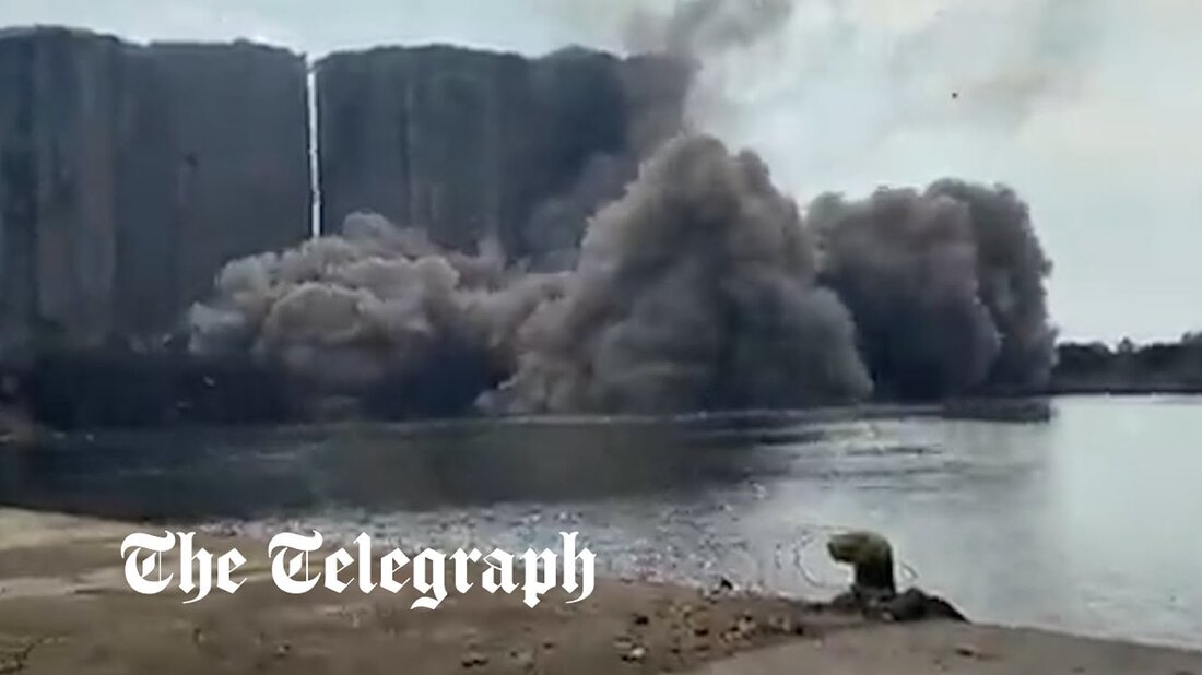 Die riesigen Getreidesilos, die 2020 durch die Explosion im Hafen von Beirut beschädigt wurden, sind „unmittelbar“ von einem weiteren Einsturz bedroht, nachdem ein Teil der instabilen Struktur am Sonntag nach einem wochenlangen Brand eingestürzt ist, warnten die libanesischen Behörden. Ein Teil des Nordblocks stürzte am Sonntagnachmittag in einer riesigen Wolke aus dunklem Staub in sich zusammen, von der der größte Teil aufs Meer hinaustrieb. Es wurden keine Verletzungen gemeldet. Gärendes Getreide, das über ein Jahr lang in der heruntergekommenen Struktur verblieben war, entzündete sich in der Sommerhitze im Juli. Die Feuerwehr konnte die Flammen nicht löschen und das Feuer schwelt &hellip;
