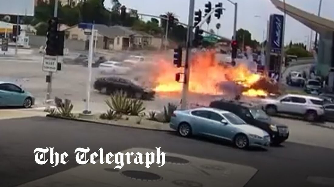 Schockierende Videoaufnahmen zeigen den Moment, in dem ein Auto mit voller Geschwindigkeit in den Gegenverkehr raste und sechs Menschen tötete, darunter eine schwangere Frau. Der Mercedes-Benz fuhr am Donnerstag scheinbar mühelos an einer Kreuzung im Stadtteil Windsor Hills von Los Angeles über eine rote Ampel. Gegen 13:40 Uhr sind Autos zu sehen, die in Feuerbälle explodieren und über die Kreuzung der South La Brea Avenue und der Slauson Avenue schlittern. Die Fahrzeuge krachen dann in eine Tankstelle auf der anderen Straßenseite und hinterlassen Trümmer, die über das Gebiet verstreut sind. Zwei von ihnen schienen auf ihre Dächer gerollt zu sein. &hellip;