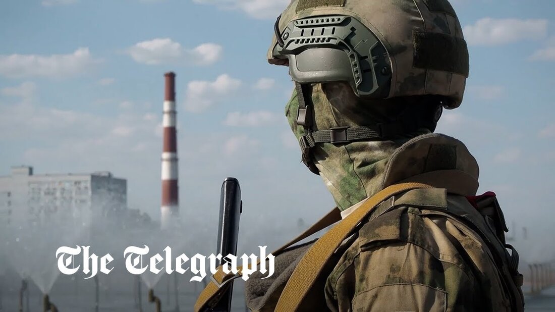 Ukrainekrieg &#8211; Sonderartikel Weite Teile der Südukraine blieben ohne Strom, nachdem ein Feuer in der Nähe von Europas größtem Kernkraftwerk seine Reaktoren vom Netz genommen hatte, was Befürchtungen aufkommen ließ, dass Russland den Strom des Landes abstellen würde. Das von Russland kontrollierte Kraftwerk wurde vom ukrainischen Netz getrennt, als Feuer in den Aschegruben eines benachbarten Kohlekraftwerks zweimal die Übertragungsleitungen durchtrennten, teilte der Betreiber am Donnerstagnachmittag mit. Das Feuer wurde durch Beschuss verursacht, teilten Branchenquellen The Telegraph mit. Die Ukraine machte die „Aktionen der Invasoren“ für die Kürzung verantwortlich. Ein Ingenieur des Kraftwerks sagte diese Woche gegenüber The Telegraph, dass er &hellip;
