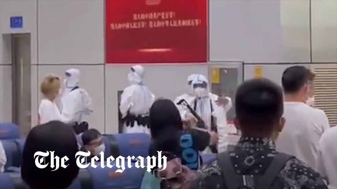 Wütende Touristen wurden in China gefilmt, als sie bewaffnete Wachen in vollen Schutzanzügen konfrontierten, nachdem ein ganzer Flughafen gesperrt worden war. Mit Waffen und Schilden bewaffnete Beamte rückten aus, um Menschenmassen zurückzudrängen, die durch die Sperrung des Flughafens Xishuangbanna in der Provinz Yunnan gestrandet waren. Die Sperrung wurde eingeführt, nachdem am Mittwochmorgen 61 Covid-Infektionen in der Region gemeldet worden waren. „Ich habe 8.000 RMB (995 Pfund) für eine zweistündige Tour am Flughafen Xishuangbanna ausgegeben, ich bin wirklich sprachlos“, sagte ein Benutzer der chinesischen Social-Media-Plattform Weibo, nachdem ihr Flug am Boden blieb. Die Behörden bemühen sich, Infektionen unter Kontrolle zu halten, &hellip;