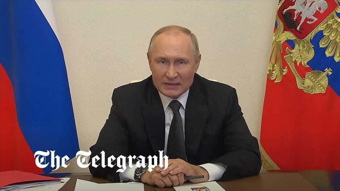Wladimir Putin hat das Kriegsrecht über von der Ukraine annektierte Gebiete verhängt und die Befugnisse seiner Sicherheitsdienste in den russischen Regionen entlang der ukrainischen Grenze gestärkt. Er machte die Ankündigung während eines Treffens des russischen Sicherheitsrates, um ukrainische Fortschritte in Richtung Cherson in der Südukraine zu erörtern. „Wir arbeiten daran, sehr schwierige, groß angelegte Aufgaben zu lösen, um die Sicherheit und sichere Zukunft Russlands zu gewährleisten und unser Volk zu schützen“, sagte Putin. „Ich habe ein Dekret über die Einführung des Kriegsrechts in diesen vier Subjekten der Russischen Föderation unterzeichnet.“ Der Kreml hat im vergangenen Monat die ukrainischen Regionen Donezk, &hellip;