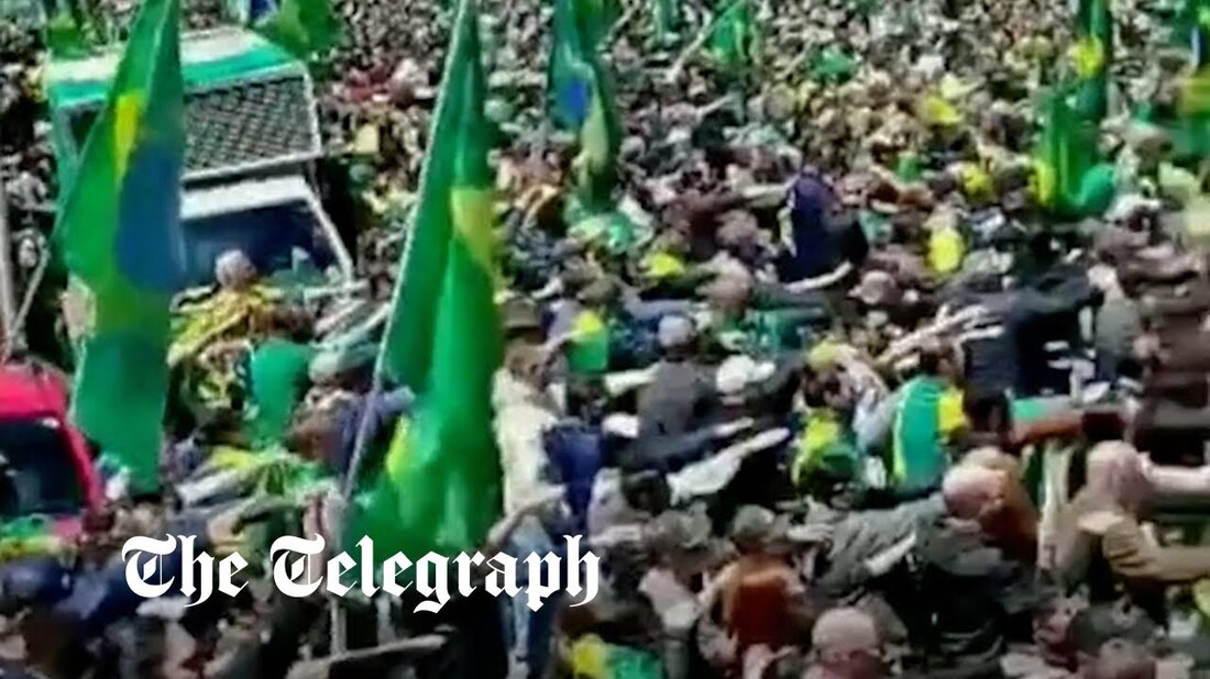 Der deutsche Botschafter in Brasilien verurteilte die, wie er es nannte, „schockierende“ Verwendung von „Nazi-Symbolen“ bei Protesten zugunsten des besiegten rechtsextremen Präsidenten Jair Bolsonaro. In Videos, die Anfang dieser Woche aufgetaucht sind, sind Demonstranten im südbrasilianischen Bundesstaat Santa Catarina zu sehen, die einen Hitlergruß machen und während der brasilianischen Nationalhymne ihre ausgestreckten rechten Arme heben. Anhänger von Herrn Bolsonaro haben jeden Tag Kundgebungen abgehalten, seit der Präsident die Wahl am Sonntag gegen das linke Aushängeschild Luiz Inácio Lula da Silva verloren hat. Sie fordern einen Militärputsch, um das Wahlergebnis zu annullieren und Herrn Bolsonaro – der seine Niederlage noch öffentlich &hellip;