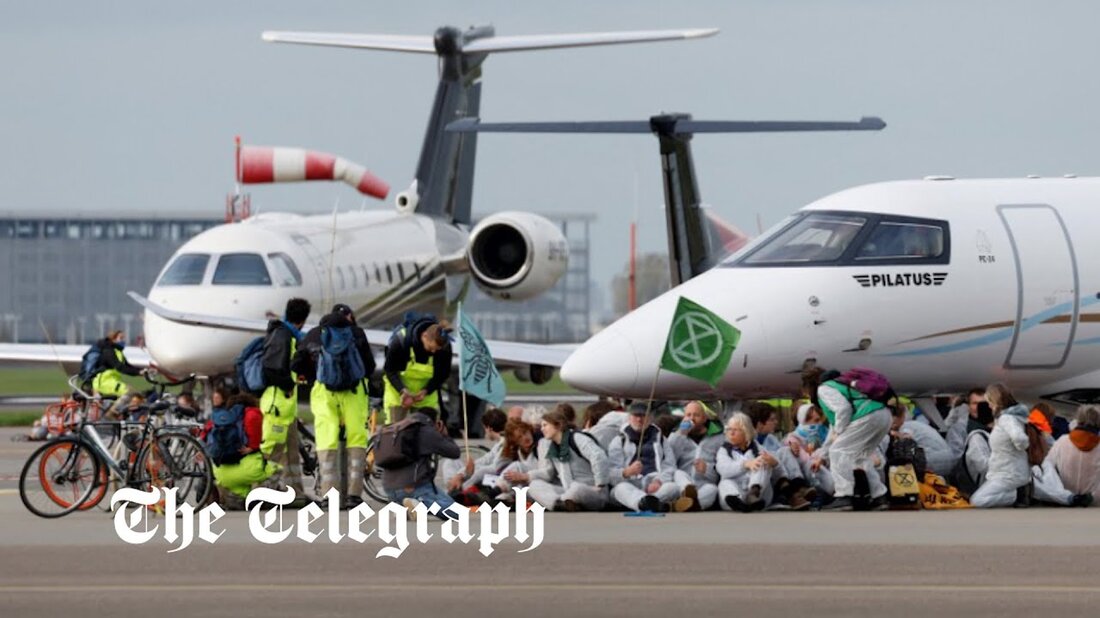Mehr als 100 Umweltaktivisten in weißen Anzügen stürmten am Samstag auf dem Amsterdamer Flughafen Schiphol in einen Bereich, in dem Privatjets stationiert sind, und stoppten mehrere Flugzeuge am Abflug, indem sie sich vor ihre Räder setzten. Der Protest war Teil eines Demonstrationstages in und um den Flughafen, der von den Umweltgruppen Greenpeace und Extinction Rebellion organisiert wurde, um gegen Treibhausgasemissionen und andere Verschmutzungen zu protestieren, die durch den Flughafen und die Luftfahrtindustrie verursacht wurden. Bis zum frühen Nachmittag wurden keine Verspätungen bei kommerziellen Flügen gemeldet. „Wir wollen weniger Flüge, mehr Züge und ein Verbot unnötiger Kurzstreckenflüge und Privatjets“, sagte Dewi &hellip;