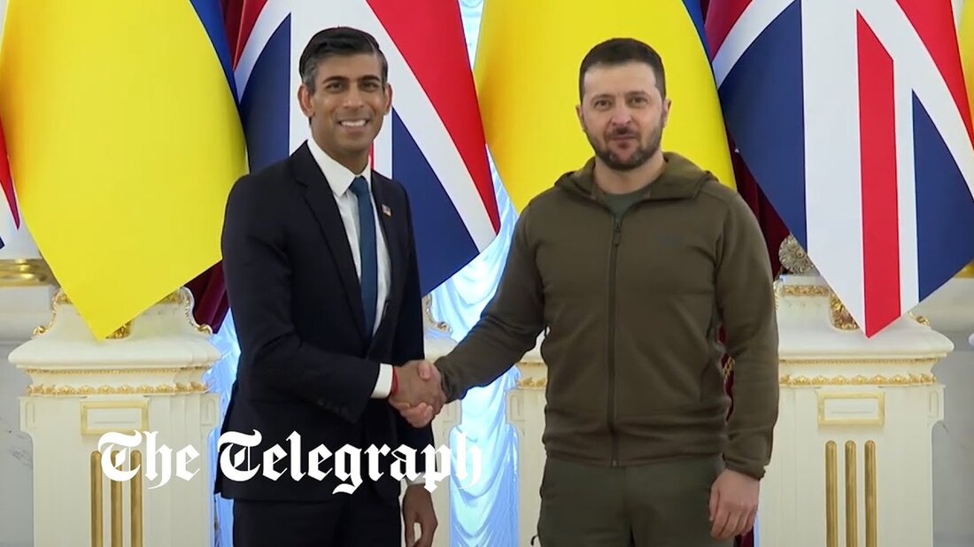 Rishi Sunak stattete am Samstag überraschend der Ukraine einen Besuch ab, um sich mit Wolodymyr Zelensky zu treffen, als er ein neues Luftverteidigungspaket im Wert von 50 Millionen Pfund ankündigte, um russischen Angriffen entgegenzuwirken. Der Premierminister kam im verschneiten Kiew an und sagte, er sei „demütig“, zu seinem ersten persönlichen Treffen mit dem ukrainischen Präsidenten im Land zu sein. Ein von Downing Street gepostetes Video zeigte die beiden Führer, Herr Sunak im Anzug und Herr Zelensky in seiner üblichen Militärkleidung, wie sie sich vor dem Präsidentenpalast herzlich umarmten, bevor sie hineingingen, um hochrangige ukrainische Beamte zu treffen und eins zu &hellip;