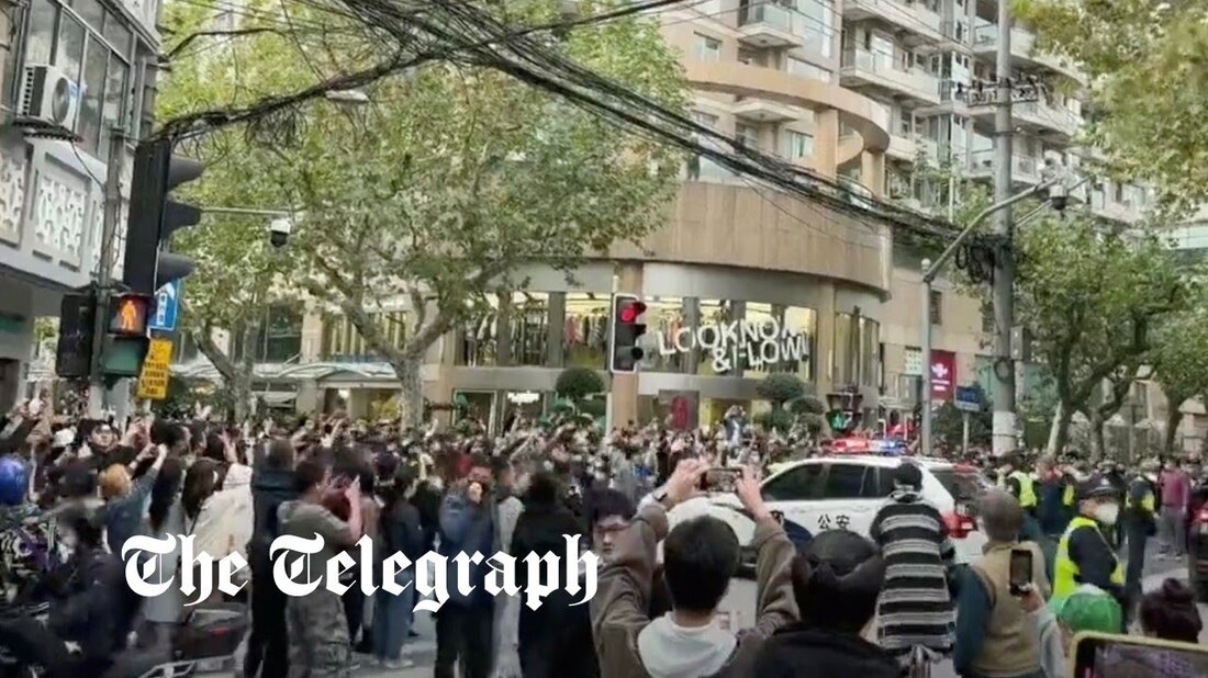 Chinesische Demonstranten rissen Covid-Quarantänebarrikaden in Wuhan nieder, als sich Anti-Lockdown-Proteste im ganzen Land ausbreiteten, was die größte Herausforderung für Xi Jinping seit seiner Machtübernahme vor einem Jahrzehnt war. Hunderte von Menschen sangen „Wir wollen Freiheit!“ und marschierten durch die Stadt, in der die Coronavirus-Pandemie zum ersten Mal ausbrach, und ignorierten die Anweisungen, ihre Gesundheitspässe im Einklang mit der drakonischen Null-Covid-Politik der Regierung vorzuzeigen. In Shanghai forderten Demonstranten den Rücktritt von Präsident Xi, während andere in der Stadt Chengdu „Gib mir Freiheit oder gib mir den Tod“ riefen. In der Hauptstadt Peking warnte die Polizei die Demonstranten davor, „keine Sperren mehr“ &hellip;