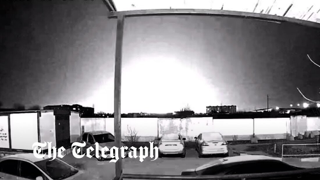 Die Ukraine führte ihre bisher schwersten Angriffe auf russischem Territorium in einem offensichtlichen Versuch durch, die Bombenangriffe des Kremls auf die Energieinfrastruktur zu stören. Drei Menschen wurden am Montag getötet und sechs verletzt, als ein Treibstofftanker auf dem Flugplatz Dyagilevo in der Nähe der Stadt Rjasan südöstlich von Moskau explodierte, berichtete die staatliche russische Nachrichtenagentur RIA Novosti. Inoffizielle russische Social-Media-Kanäle berichteten, dass auch vier Flugzeuge beschädigt wurden. Eine separate Explosion traf um 5 Uhr morgens den Luftwaffenstützpunkt Engels-1 in der Nähe von Saratov, 460 Meilen südöstlich von Moskau. Zwei strategische Bomber vom Typ Tu-95 wurden beschädigt und zwei Menschen verletzt. &hellip;