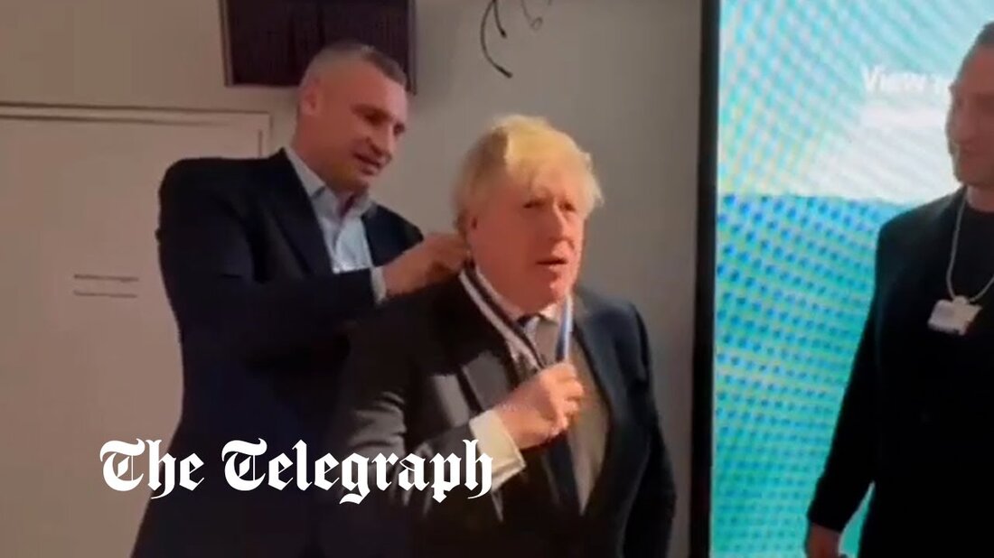 Boris Johnson hat Wladimir Putin wegen seiner nuklearen Drohungen mit „dem dicken Jungen in Dickens“ verglichen, als er einen Plan unterstützte, beschlagnahmte russische Vermögenswerte zum Wiederaufbau der Ukraine zu verwenden. Der ehemalige Premierminister sagte, dass der Russe „will, dass wir darüber nachdenken“, ob Atomwaffen freigesetzt werden könnten, aber dass „er das niemals tun wird“. Bei einer Frühstücksveranstaltung zur Ukraine beim Weltwirtschaftsforum in Davos sagte Herr Johnson: „Putin will es als nukleare Pattsituation zwischen der Nato und Russland darstellen. &#8222;Unsinn. Er wird keine Atomwaffen einsetzen, okay. Er ist wie der fette Junge in Dickens, er will unser Fleisch zum Gänsen bringen. &hellip;