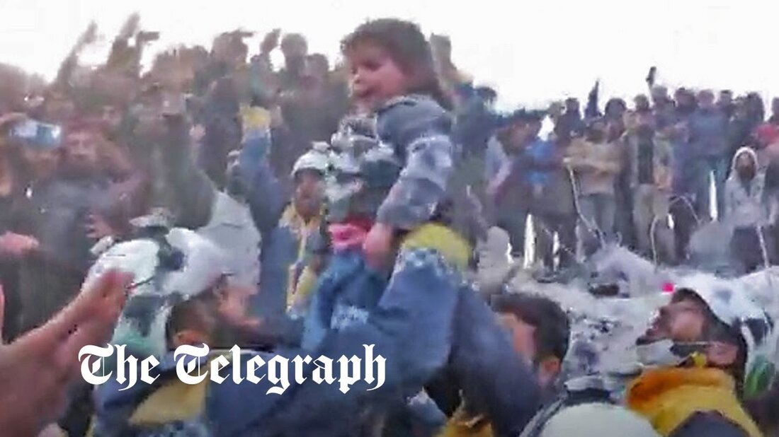 Tausende Syrer jubelten und priesen Gott, als eine Gruppe von Weißhelmen eine ganze Familie aus einem eingestürzten Gebäude im vom Krieg heimgesuchten Nordwesten rettete. Videoaufnahmen des Rettungsteams der Weißhelme zeigen, wie sie ein Mädchen in einem grauen Sweatshirt aus den Trümmern heben, während eine große Menschenmenge jubelt und „Allahu akbar“ ruft. [Allah is greatest]. Die Retter strahlen vor Erleichterung. Und dann wird ein zweites Kind, ebenfalls lebend, aus den Trümmern gezogen und in Sicherheit gebracht, während die Gegend erneut in Jubel ausbricht. Später sieht man die beiden Kinder mit ihrem Vater in einem Krankenwagen sitzen: eine ganze Familie am Leben &hellip;