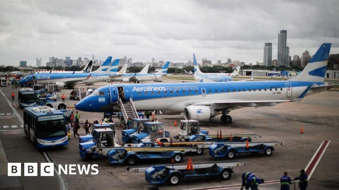 Mehr als 5.000 schwangere russische Frauen sind in den letzten Monaten nach Argentinien eingereist, darunter 33 auf einem einzigen Flug am Donnerstag, sagen Beamte. Die letzten Ankömmlinge befanden sich laut der nationalen Migrationsbehörde alle in den letzten Schwangerschaftswochen. Es wird angenommen, dass die Frauen sicherstellen wollen, dass ihre Babys in Argentinien geboren werden, um die argentinische Staatsbürgerschaft zu erhalten. Die Zahl der Ankünfte ist in letzter Zeit gestiegen, was lokalen Medien zufolge auf den Krieg in der Ukraine zurückzuführen ist. Von den 33 Frauen, die am Donnerstag mit einem Flug in der argentinischen Hauptstadt ankamen, wurden drei wegen „Problemen mit …