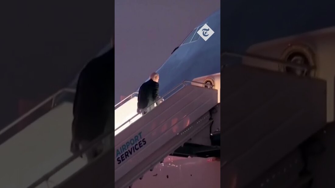Joe Biden schien am Mittwoch zu stolpern und zu stürzen, als er die Stufen hinaufstieg, um an Bord der Air Force One in Warschau zu gehen. Der US-Präsident, der Polen nach einer Reise nach Osteuropa verließ, die am Montag einen Besuch in der Ukraine beinhaltete, ist in einem Video zu sehen, wie er am oberen Ende der Treppe stolpert. Herr Biden, 80, fängt sich dann, bevor er sich umdreht und winkt und dann in das Präsidentenflugzeug einsteigt. Das Weiße Haus hat nicht auf das Video geantwortet, aber der Clip kommt zwei Jahre, nachdem der US-Präsident auf der Joint Base Andrews &hellip;