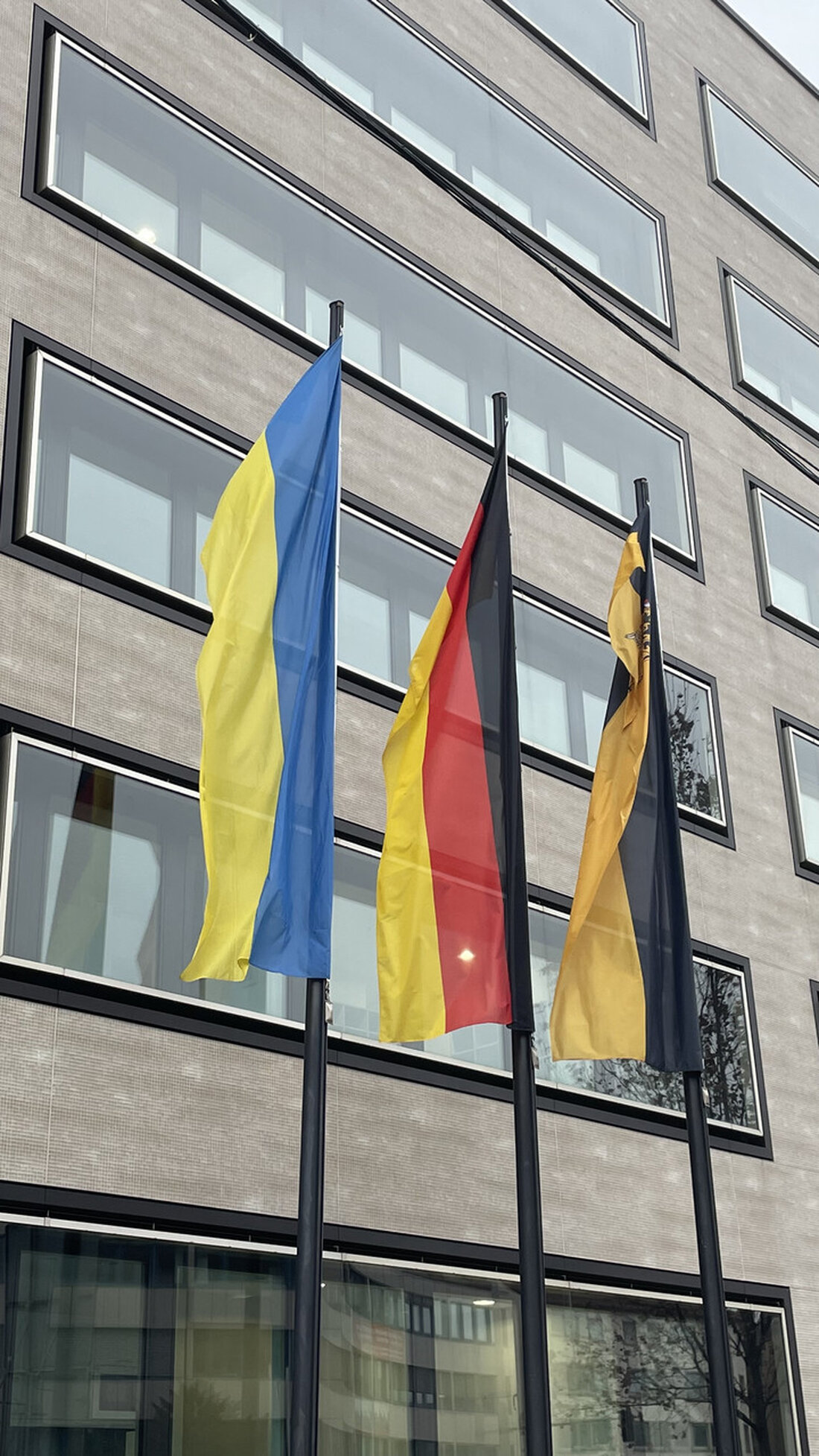 Anlässlich des Jahrestages des Beginns des russischen Angriffskriegs gegen die Ukraine am 24. Februar 2023 betonten Ministerpräsident Winfried Kretschmann und stellvertretender Ministerpräsident und Innenminister Thomas Strobl die Bedeutung von Zusammenhalt und Solidarität. Über 150.000 Schutzsuchende aus der Ukraine wurden im Land gut untergebracht, 30.000 ukrainische Kinder in den Schulen integriert und umfassende Integrationsangebote gemacht. Zudem wurde eine Koordinierungsstelle „Nothilfe Ukraine“ eingerichtet, um Nothilfen zu koordinieren. Energieministerin Thekla Walker betonte die Abhängigkeit von fossilen Energieträgern und die Notwendigkeit des Ausbaus erneuerbarer Energien. Wirtschaftsministerin Dr. Nicole Hoffmeister-Kraut betonte, dass die Landesregierung schnell und entschieden gehandelt hat, um stark von der Krise betroffenen …