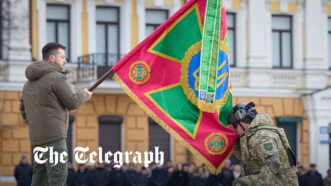 Jeder Ukrainer kenne jemanden, der nicht mehr ans Telefon gehe, hat Wolodymyr Selenskyj in einer Ansprache zum Gedenken gesagt einjähriger Jahrestag der Invasion. Genau 12 Monate nachdem Wladimir Putin russische Truppen über die Grenze geschickt hatte, gedachte der ukrainische Präsident am Freitag der Kriegstoten. „Jeder Ukrainer hat in diesem Jahr jemanden verloren: einen Vater, einen Sohn, einen Bruder, eine Mutter, eine Tochter oder eine Schwester“, sagte Präsident Selenskyj in einer herzlichen Videobotschaft. „Fast jeder hat mindestens einen Kontakt in seinem Telefonbuch, der niemals ans Telefon geht und niemals auf „Wie geht es dir?“ antwortet.“ Jubiläum markiert „härtesten Tag in der &hellip;