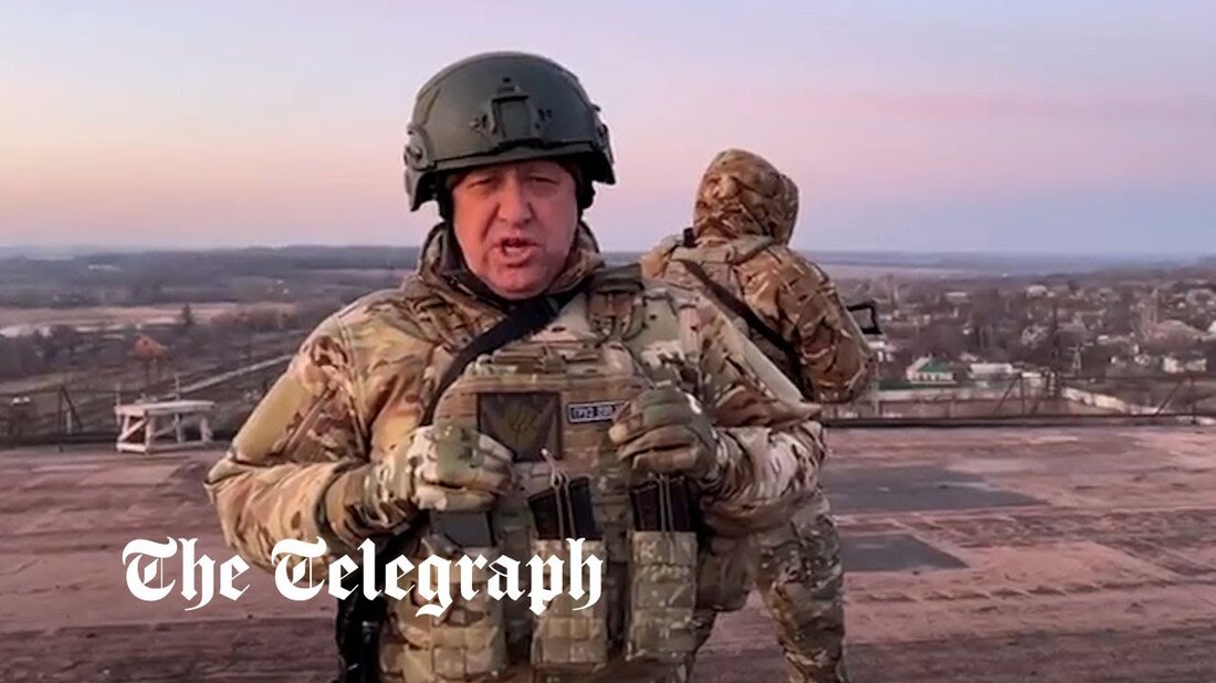 Mehrere Brücken in Bakhmut wurden zerstört, nachdem berichtet wurde, dass sich die ukrainischen Streitkräfte nach der blutigsten und erbittertsten Schlacht des Krieges endlich aus der östlichen Stadt zurückziehen. Ukrainische Truppen haben Berichten zufolge damit begonnen, Brücken in der östlichen Stadt Bachmut zu zerstören, wo russische Truppen nach Monaten brutaler Kämpfe kurz vor einem seltenen Sieg stehen. Videos, die in den sozialen Medien weit verbreitet waren, schienen ukrainische Truppen zu zeigen, die Sprengstoff auf einer Eisenbahnbrücke aus Metall in der Stadt abfeuerten, wobei Bilder eine ähnliche Zerstörung mehrerer Straßenbrücken zeigten. Ein Kämpfer der söldnerischen Wagner-Gruppe, die eine führende Rolle beim russischen &hellip;