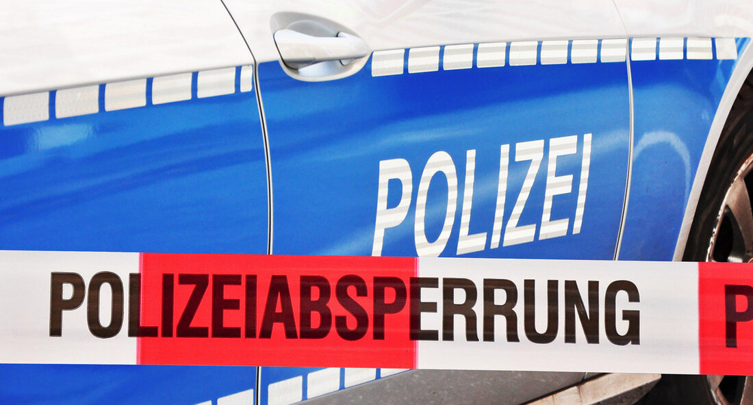 Thomas Strobl, deputy minister-president and interior minister, has praised the 350 emergency services personnel involved in handling a hostage situation in Karlsruhe. Speaking after the incident, he thanked them for their measured approach which prevented injuries and further escalation. Strobl added that he hoped those affected by the ordeal would not suffer psychological damage as a result. Stv. Ministerpräsident und Innenminister Thomas Strobl im Nachgang zur Geiselnahme in Karlsruhe: „Eine Geiselnahme hat die Karlsruher Innenstadt in Atem gehalten. Allen Einsatzkräften danke ich für den umsichtigen Einsatz, dafür, dass es keine Verletzten gab und Schlimmeres verhindert werden konnte. Wir alle haben …