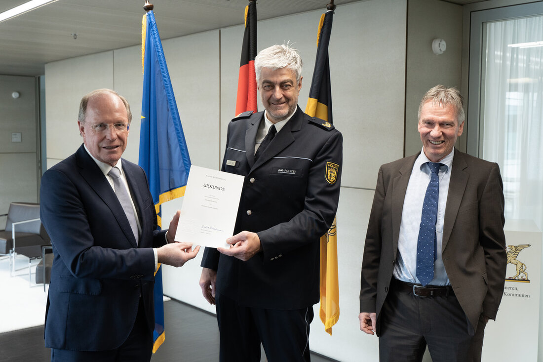 Thomas Lüdecke has been appointed as the new Vice President of the Ludwigsburg Police Headquarters, filling a vacant position. Lüdecke has extensive experience within the Baden-Württemberg police and was previously in charge of the Heilbronn police department. He takes over from Frank Spitzmüller, who recently became the head of the Heilbronn Police Department. Lüdecke’s appointment has been praised by State Secretary Wilfried Klenk, who is confident that he will do an excellent job in his new role. Das Amt des Vizepräsidenten beim Polizeipräsidium Ludwigsburg ist mit Thomas Lüdecke neu besetzt worden. „Es freut mich sehr, dass das Führungsteam beim Polizeipräsidium …